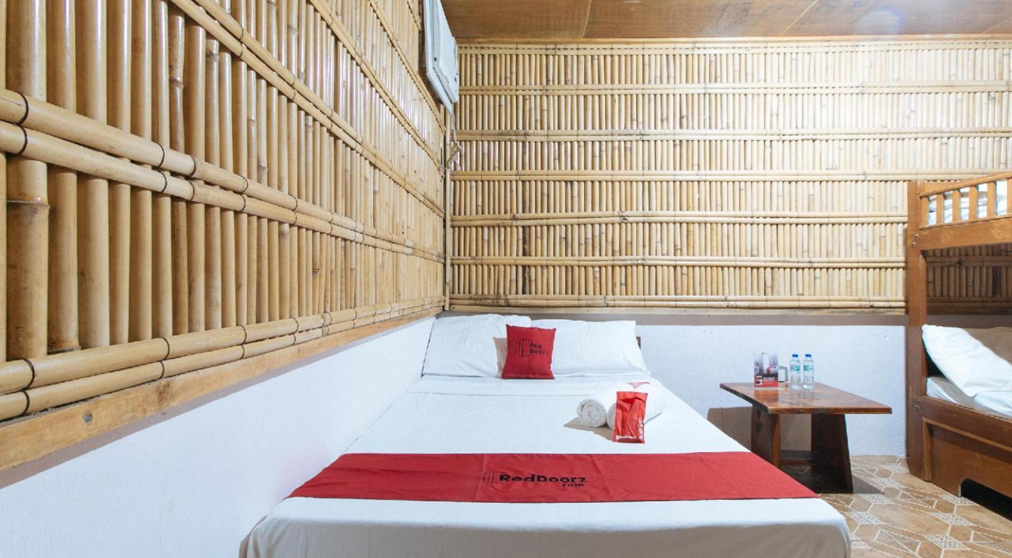 Reddoorz Hostel At Megans Paradisio Beach Resort San Antonio  Exteriér fotografie