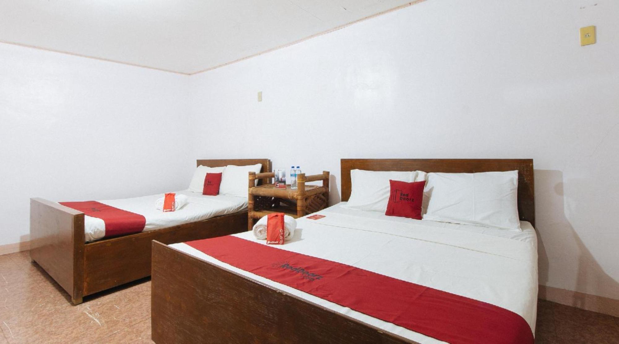 Reddoorz Hostel At Megans Paradisio Beach Resort San Antonio  Exteriér fotografie