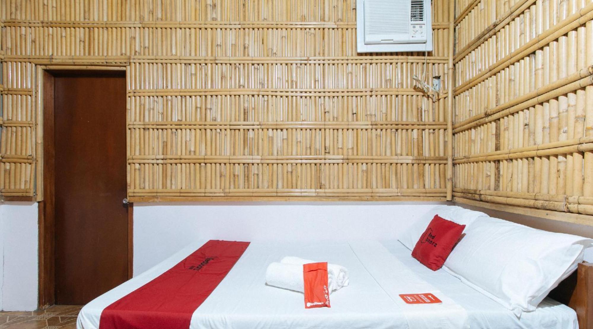 Reddoorz Hostel At Megans Paradisio Beach Resort San Antonio  Exteriér fotografie